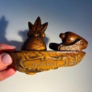 VTG Ceramic Treasure Craft Hawaii Pineapple Souvenir Salt Pepper Shaker Set